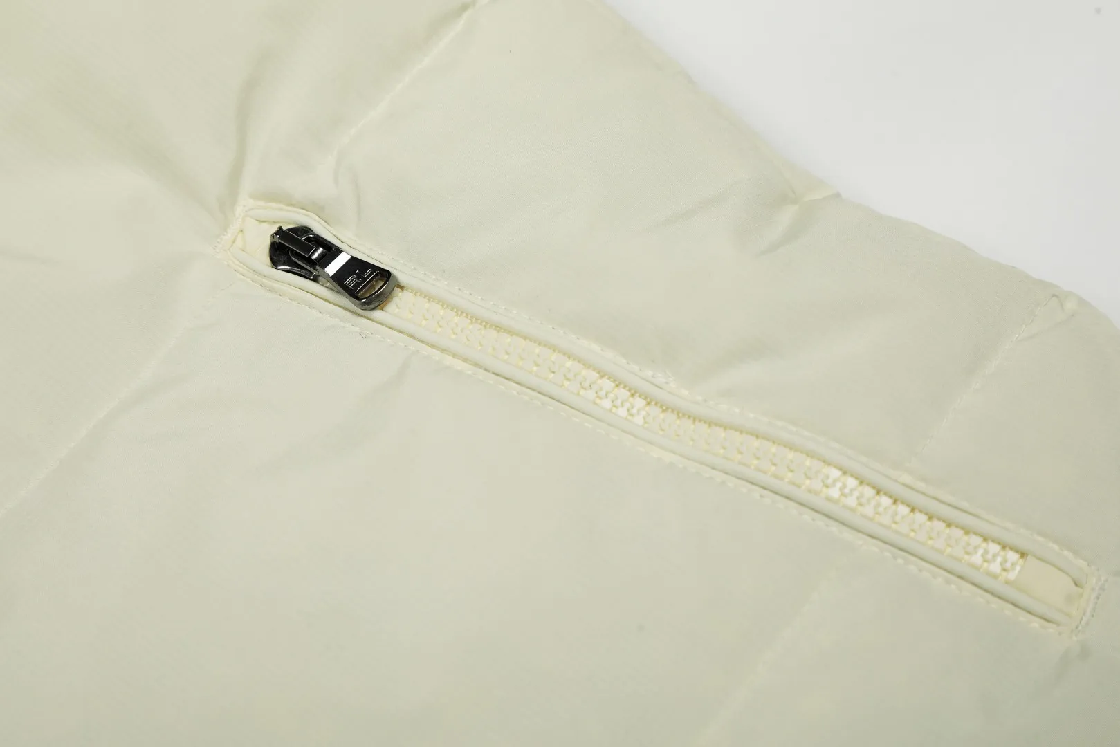 P720 Top quality" Style number: 9003# [Ralph Lauren winter basic classic embroidered men's and women's couple's same style hooded down jacket] ✅Ralph Lauren American retro chest zipper high version top-fill winter down jacket ✅100% high-quality white duck down, high version top-fill capacity ✅Double-layer inner velvet to strictly prevent velvet running ✅Built-in adjustable drawstring, windproof and coldproof, considerate and in place ✅Original version The maximum size can be worn up to 200 pounds. Loose and comfortable, no pressure. ✅Same style for male and female couples. Recommended OOTD outfits in winter~ Size: S-XL Color: Black, milky white, khaki, navy blue, military green
